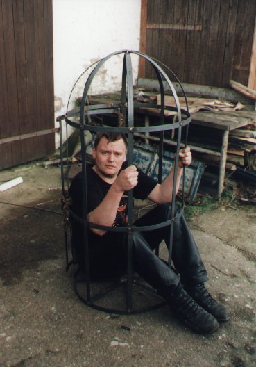 Tobi_sitzt_imKaefig.jpg (43814 Byte)