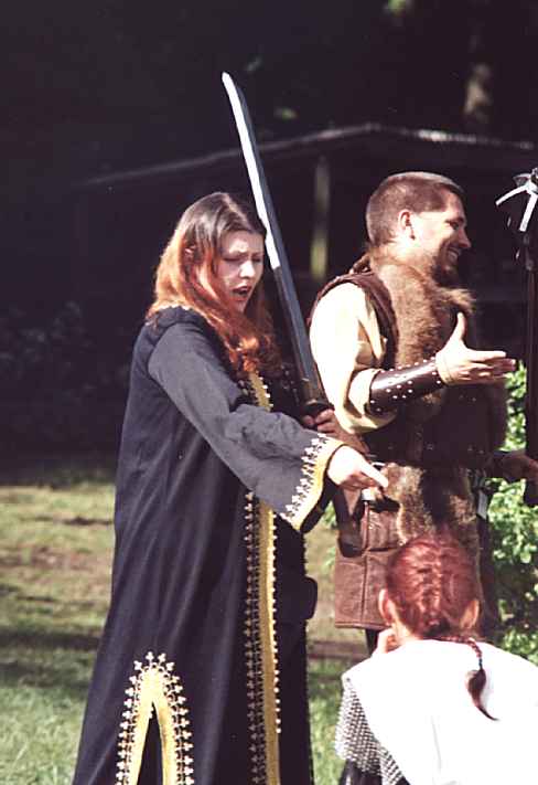 b-02-Schwertmaid.jpg (29338 Byte)