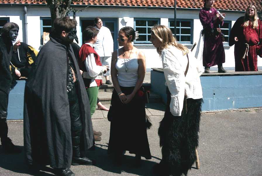 d-182-Dorfplatz.jpg (62004 Byte)